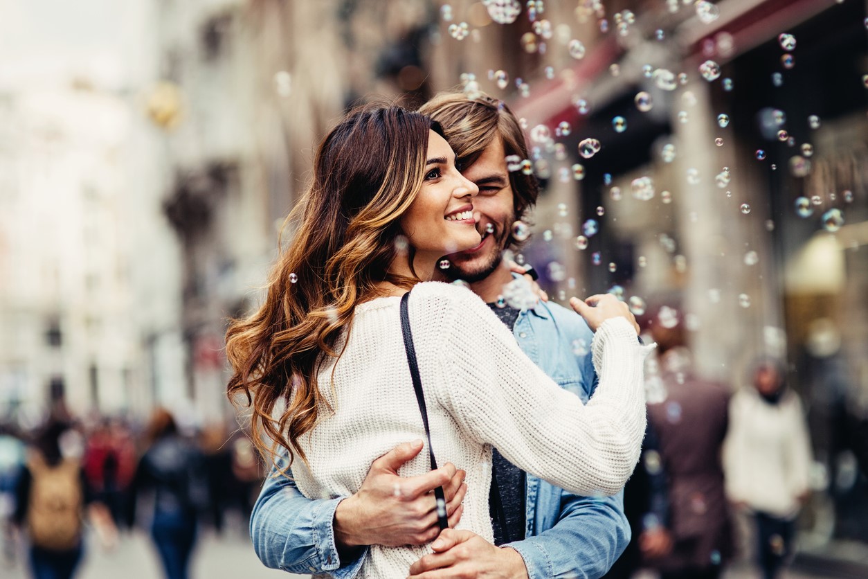 Wat gebeurt er in je lichaam als je verliefd bent? - DTNG.